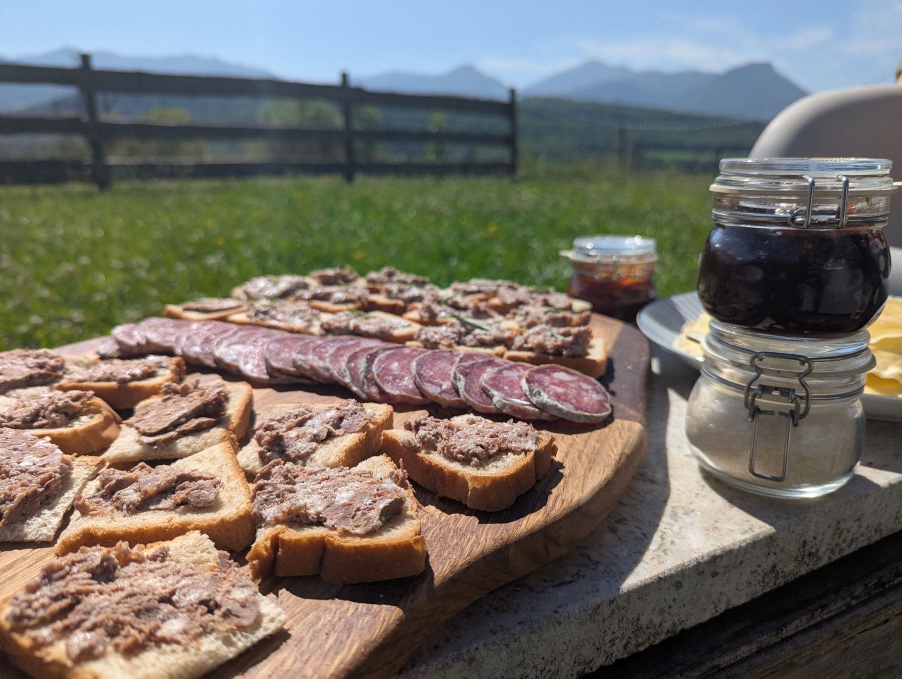 Planche en bois du domaine, avec charcuterie